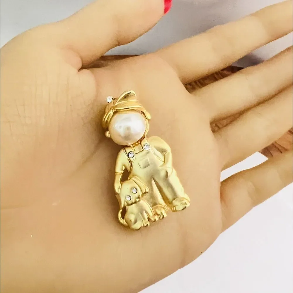 Vintage Brooch Boy Cap Dog Puppy Brushed Gold Tone Pearl Head Rhinestones 1208